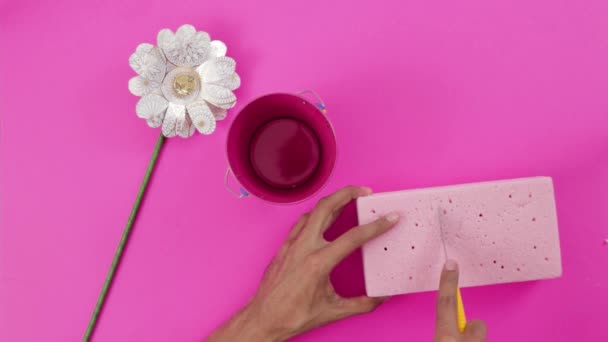Різання Різаком Рожева Квіткова Піна Цегла Виготовлення Ремесел Гарна Паперова — стокове відео