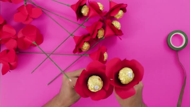 Juntando Buquê Rosas Vermelhas Feitas Com Papelão Flores Têm Chocolate — Vídeo de Stock