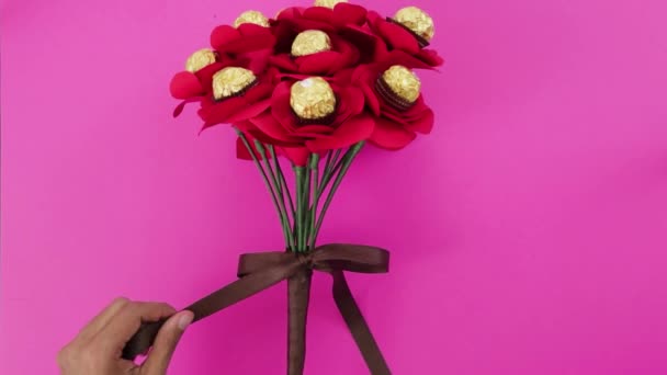 Haciendo Ramo Rosas Papel Rojo Todos Tienen Chocolate Centro Regalo — Vídeo de stock