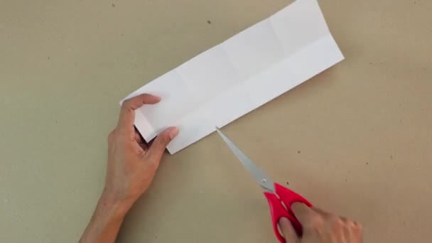 Robimy Rzemiosło Cięcie Kawałka Białego Kartonu Nożyczki Używane Brązowe Ręce — Wideo stockowe
