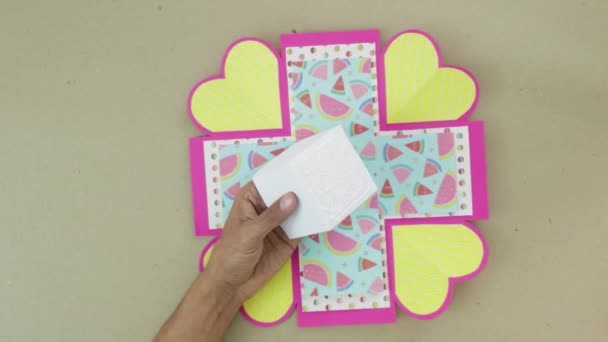 Faire Projet Scrapbook Étendre Colle Sur Une Boîte Carton Décoration — Video