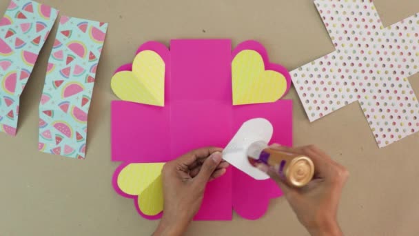 Виробництво Ремесел Плюс Клеєм Папері Вигляді Серця Пропуск Проекту Коричневі — стокове відео