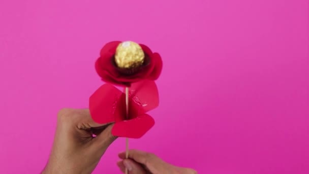 Fazendo Papel Vermelho Rosa Flor Com Chocolate Centro Mãos Castanhas — Vídeo de Stock