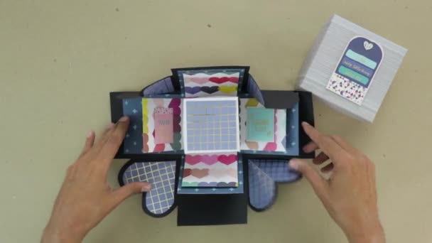 Scrapbooking Walentynki Brązowe Ręce Robią Przebiegły Projekt Prezent Luty — Wideo stockowe