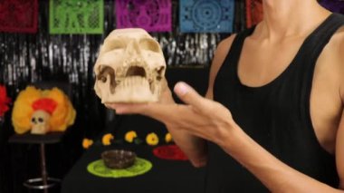 Ölüler günü. Meksika geleneği. Kültür ve din. Mumlar, kafatasları, papel picado, minyatür yiyecekler ve diğer dekorasyonlar. Mini sunak. Dia de los muertos.