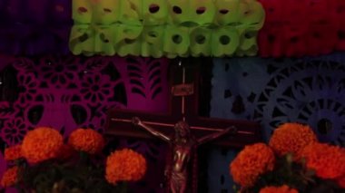 Ölüler günü. Meksika geleneği. Kültür ve din. Mumlar, kafatasları, papel picado, minyatür yiyecekler ve diğer dekorasyonlar. Mini sunak. Dia de los muertos.