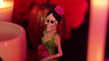 Ölüler günü. Meksika geleneği. Kültür ve din. Mumlar, kafatasları, papel picado, minyatür yiyecekler ve diğer dekorasyonlar. Mini sunak. Dia de los muertos.