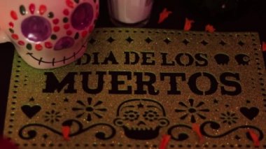 Ölüler günü. Meksika geleneği. Kültür ve din. Mumlar, kafatasları, papel picado, minyatür yiyecekler ve diğer dekorasyonlar. Mini sunak. Dia de los muertos.