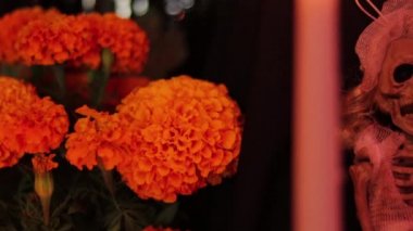 Ölüler günü. Meksika geleneği. Kültür ve din. Mumlar, kafatasları, papel picado, minyatür yiyecekler ve diğer dekorasyonlar. Mini sunak. Dia de los muertos.