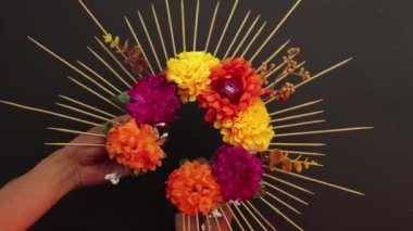 Ölüler günü. Meksika geleneği. Kültür ve din. Mumlar, kafatasları, papel picado, minyatür yiyecekler ve diğer dekorasyonlar. Mini sunak. Dia de los muertos.