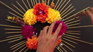 Ölüler günü. Meksika geleneği. Kültür ve din. Mumlar, kafatasları, papel picado, minyatür yiyecekler ve diğer dekorasyonlar. Mini sunak. Dia de los muertos.