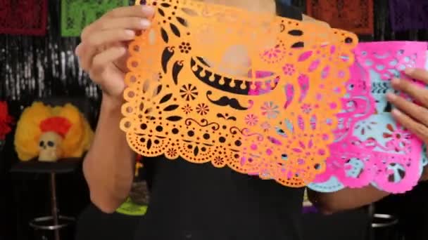 Mexická Hnědá Kůže Model Ukazující Papel Picado Pro Den Smrti — Stock video