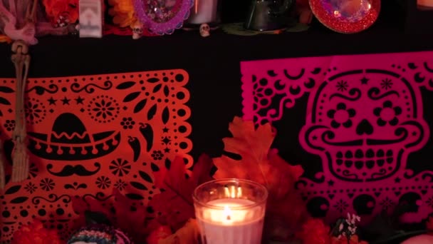 死者の日だ メキシコの伝統 文化と宗教 ろうそく 砂糖の頭蓋骨 紙のピカド ミニチュア食品やその他の装飾 ミニ祭壇 Dia Los — ストック動画