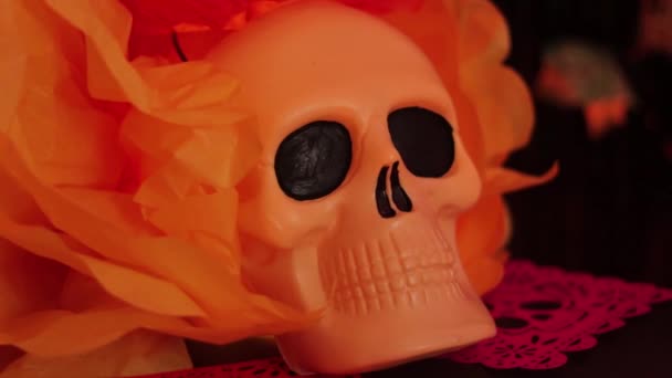 死者の日だ メキシコの伝統 文化と宗教 ろうそく 砂糖の頭蓋骨 紙のピカド ミニチュア食品やその他の装飾 ミニ祭壇 Dia Los — ストック動画