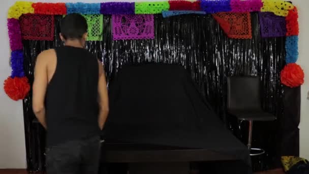 Haciendo Ofrenda Por Día Los Muertos Modelo Mexicano Con Piel — Vídeos de Stock