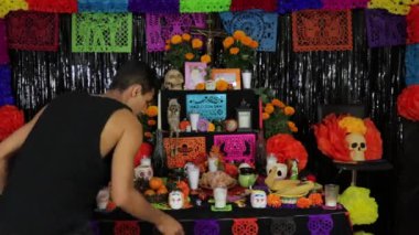 Ölüler günü için adak sunuyorum. Kahverengi tenli Meksikalı bir model. Gelenek, kültür ve din. Dia de muertos.