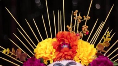 Ölüler günü. Meksika geleneği. Kültür ve din. Mumlar, kafatasları, papel picado, minyatür yiyecekler ve diğer dekorasyonlar. Mini sunak. Dia de los muertos.