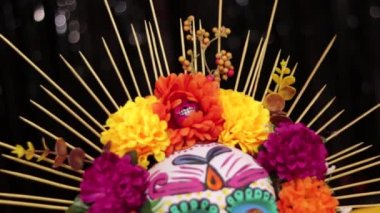 Ölüler günü. Meksika geleneği. Kültür ve din. Mumlar, kafatasları, papel picado, minyatür yiyecekler ve diğer dekorasyonlar. Mini sunak. Dia de los muertos.