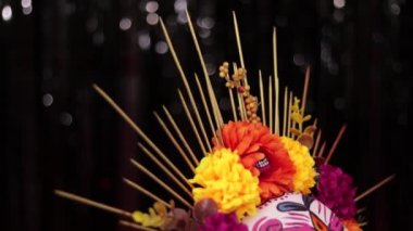 Ölüler günü. Meksika geleneği. Kültür ve din. Mumlar, kafatasları, papel picado, minyatür yiyecekler ve diğer dekorasyonlar. Mini sunak. Dia de los muertos.