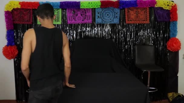 Membuat Persembahan Untuk Hari Orang Mati Model Meksiko Dengan Kulit — Stok Video