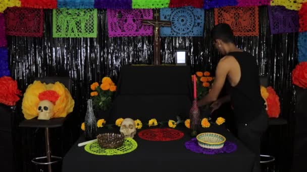 Das Opfer für den Tag der Toten darbringen. Mexikanisches Model mit brauner Haut. Tradition, Kultur und Religion. Dia de muertos.