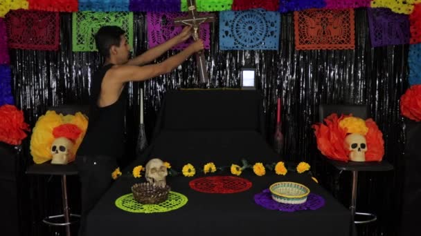 Das Opfer Für Den Tag Der Toten Darbringen Mexikanisches Model — Stockvideo