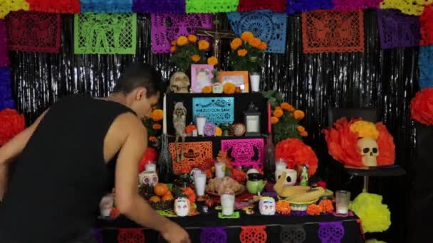 Het Offer Brengen Voor Dag Van Doden Mexicaans Model Met — Stockvideo