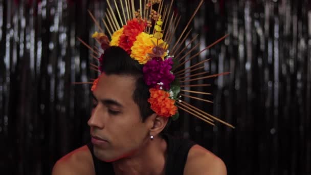 Mexikansk Modell Med Blomsterpannband Dödas Dag Höst Och Halloween Brun — Stockvideo