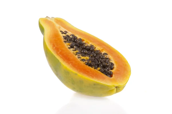 Geschnittene Papaya isoliert auf weißem Hintergrund — Stockfoto