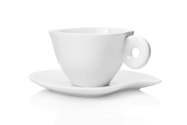 Bílý čaj šálek a talířek izolovaných na bílém pozadí — Stock fotografie