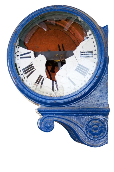 Horloge rétro ancienne et endommagée avec chiffres romains d'une gare abandonnée — Photo