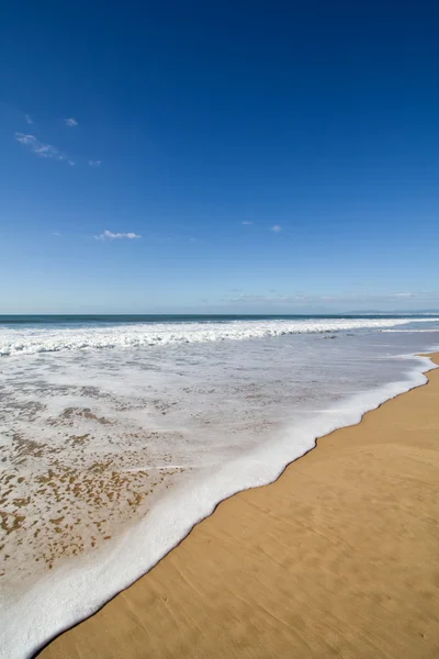 Пляж Озил летом с гладкими волнами в Португалии — стоковое фото
