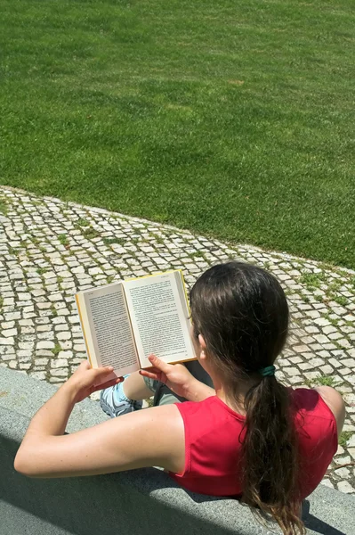 Woman reading book in park — Stock Photo, Image