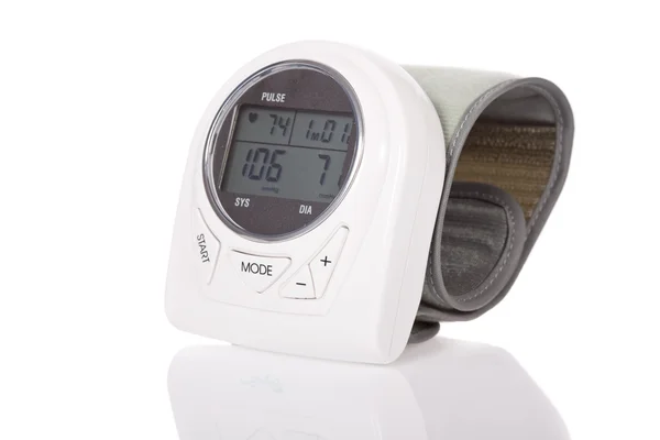 Esfigmomanômetro de pulso (equipamento de medida de pressão arterial) isolado em fundo branco — Fotografia de Stock