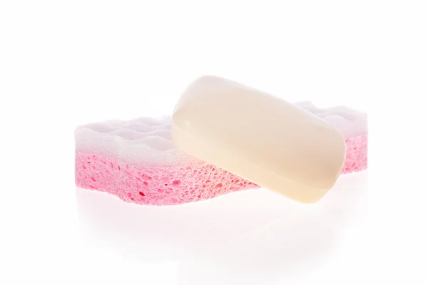 Banyo süngeri ve beyaz bir arka plan üzerinde izole sabun bar — Stok fotoğraf