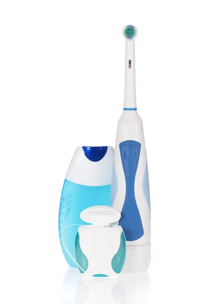 Brosse à dents électrique, dentifrice et fil dentaire isolés sur fond blanc — Photo