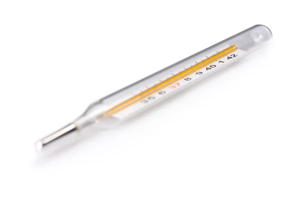 Traditionele thermometer met focus op hoge koorts temperatuur — Stockfoto
