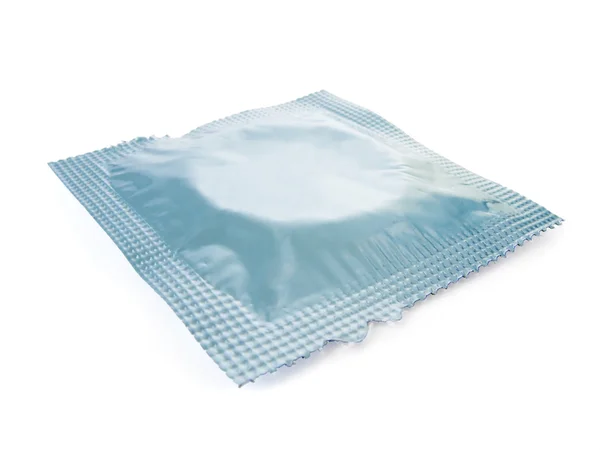 Завернутый презерватив изолирован на белом фоне — стоковое фото