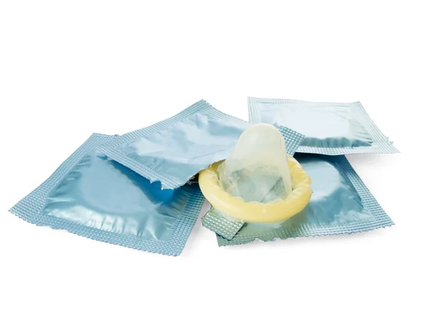 Незавернутый презерватив на белом фоне — стоковое фото