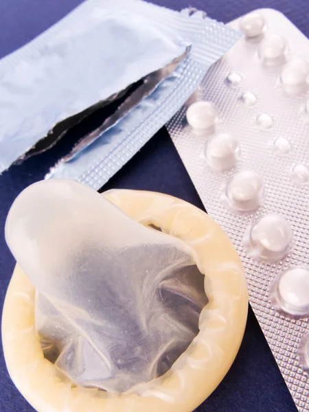 Doğum kontrol hapları ve prezervatif. Doğum kontrolü yöntemleri. — Stok fotoğraf