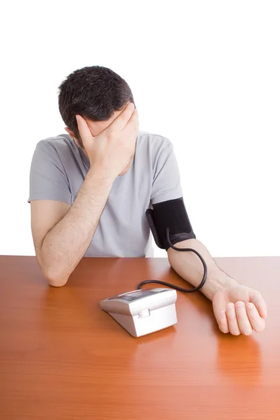 Homem sentindo-se mal verificando sua pressão arterial — Fotografia de Stock