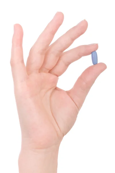 Mão segurando uma pílula azul isolada em branco — Fotografia de Stock