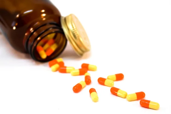 Деталь медицинских бутылок с пролитыми таблетками . — стоковое фото