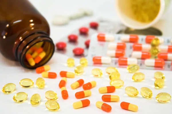 Detalhe de frascos de medicamentos com pílulas derramadas . — Fotografia de Stock