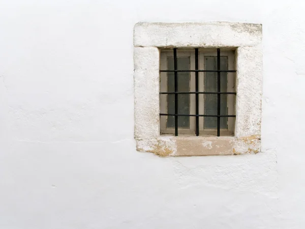 Окно древней тюремной камеры — стоковое фото
