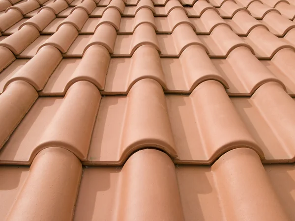 Новые оранжевые плитки крыши — стоковое фото
