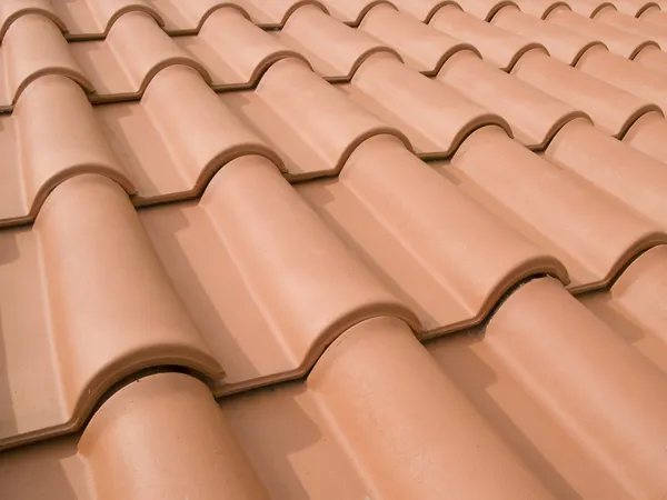 Nuevos azulejos del techo naranja detalle de cerca —  Fotos de Stock