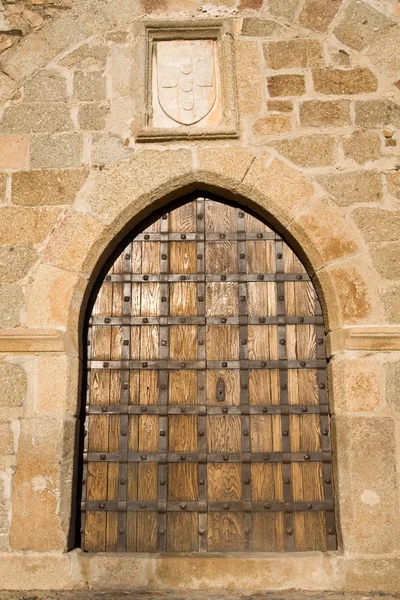 Portão do castelo medieval no Castelo do Alter do Chão, Portugal. Brasão de armas português por cima . — Fotografia de Stock