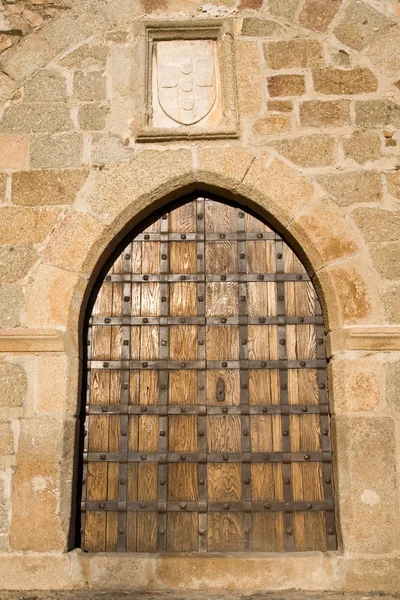 Medieval castle gate in Alter do Chão Castle, Portugal. Portuguese Coat of Arms on top. — 图库照片