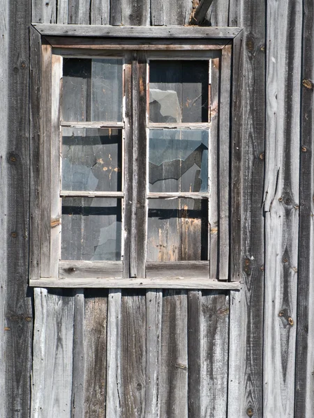 Vieille fenêtre de grange en bois avec des lunettes fissurées — Photo